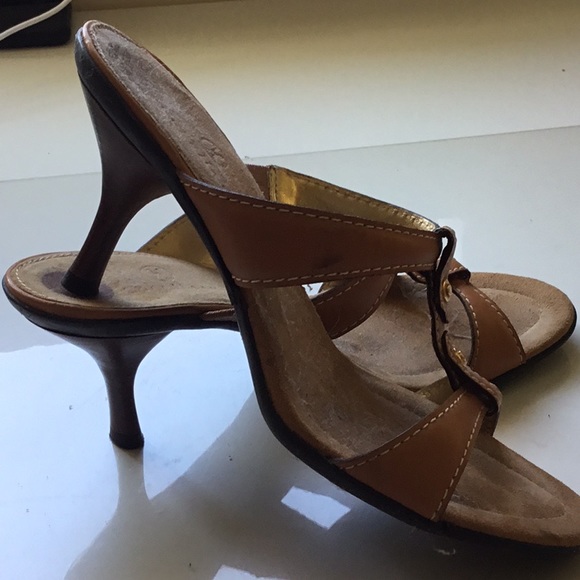 Tan leather Cole Haan sandal with black rubber bottom size 7B - Picture 2 of 4